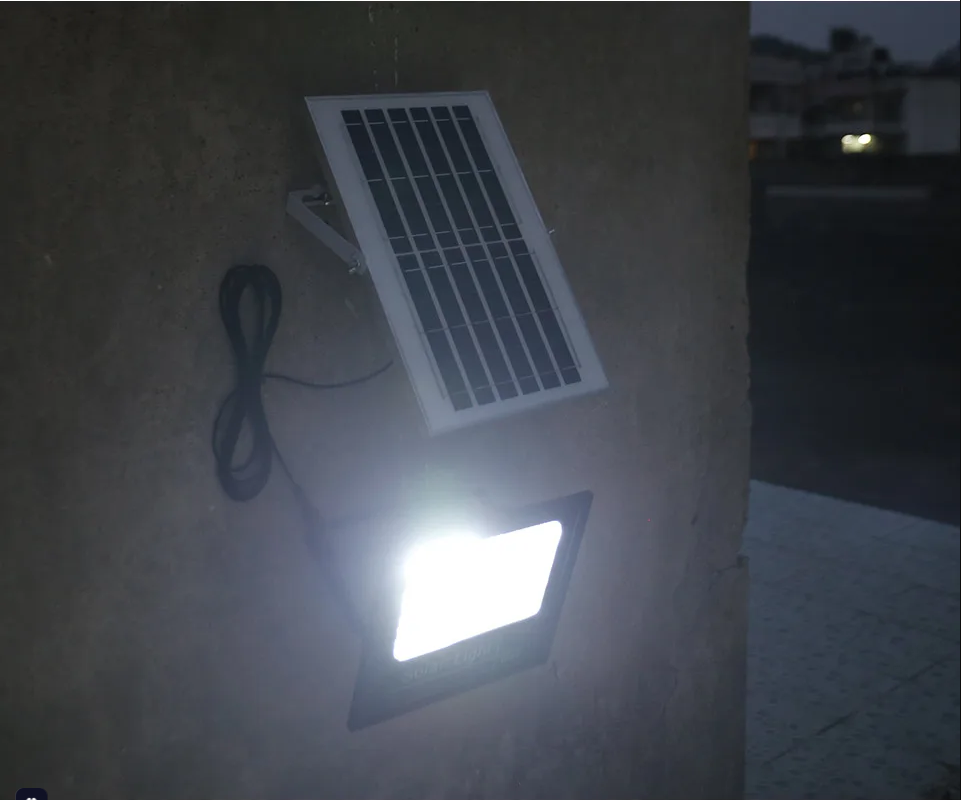 Proyector Solar 200W con Control Remoto | Resistente al Agua, Luz Potente