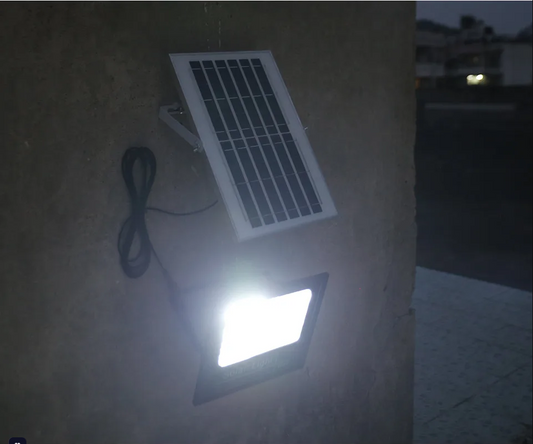 Proyector Solar 200W con Control Remoto | Resistente al Agua, Luz Potente